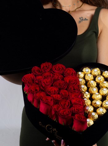 Siyah Kadife Dev Kalp Kutu İçerisinde Kırmızı gül ve Rocher Çikolata