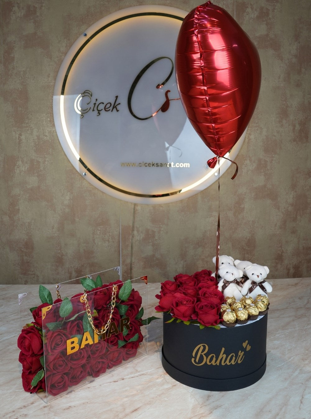 Kırmızı Güller Çikolata Uçan Balon ve Zincirli Premium Çanta