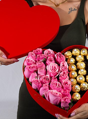 Kırmızı Kadife Kalp Kutu İçerisinde Pembe gül ve Rocher Çikolata