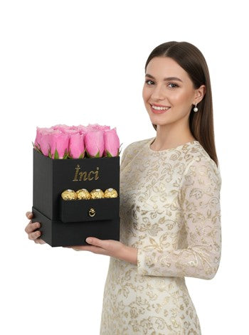 Siyah Kare Kutuda Pembe Güller ve Çikolata