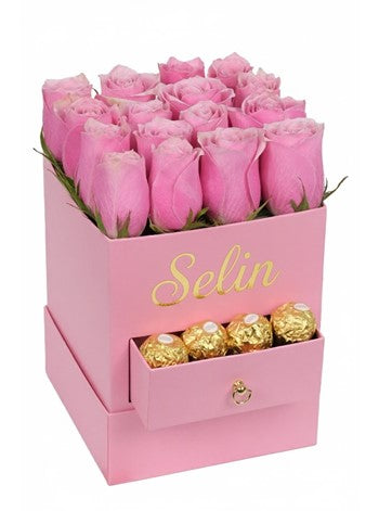 Kare Kutuda Pembe Güller ve Çikolata