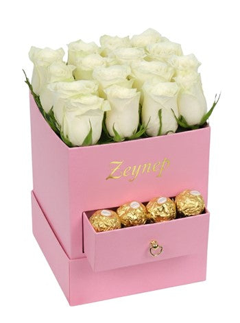 Pembe Kare Kutuda Beyaz Güller ve Çikolata