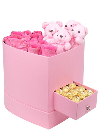 Kalp Kutuda Pembe Gül Ayıcıklar ve Çikolata