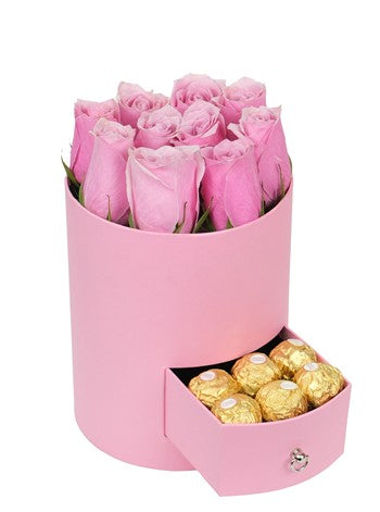 Pinky Kutuda Pembe Güller ve Çikolata