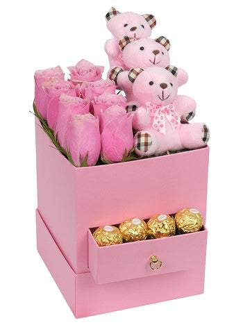 Pembe Kare Kutuda Pembe Güller Çikolata ve Ayıcık