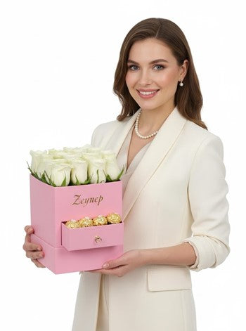 Pembe Kare Kutuda Beyaz Güller ve Çikolata