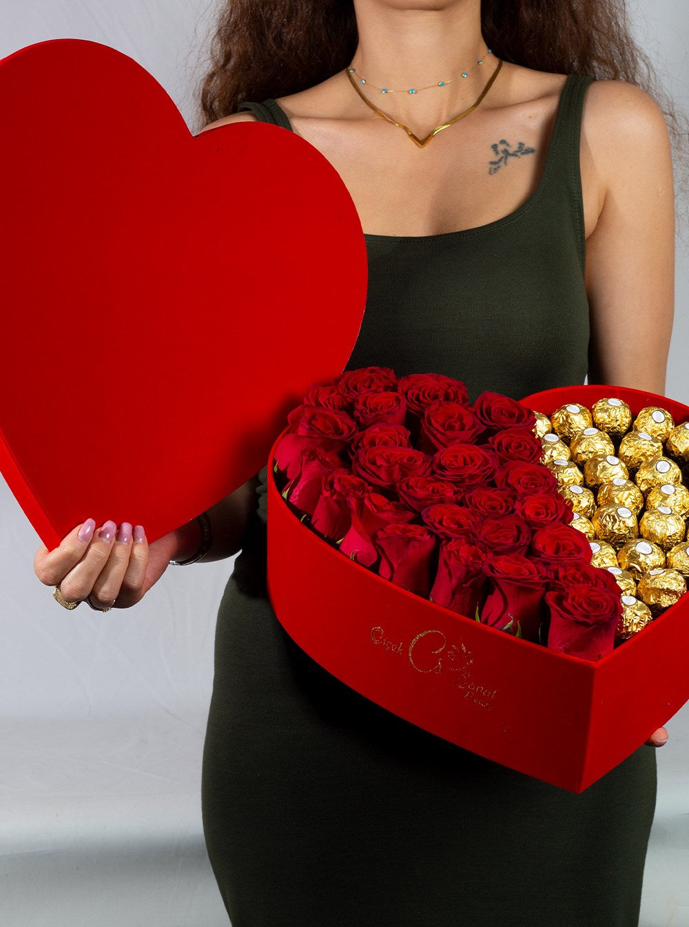 Kırmızı Kadife Dev Kalp Kutu İçerisinde Kırmızı gül ve Rocher Çikolata