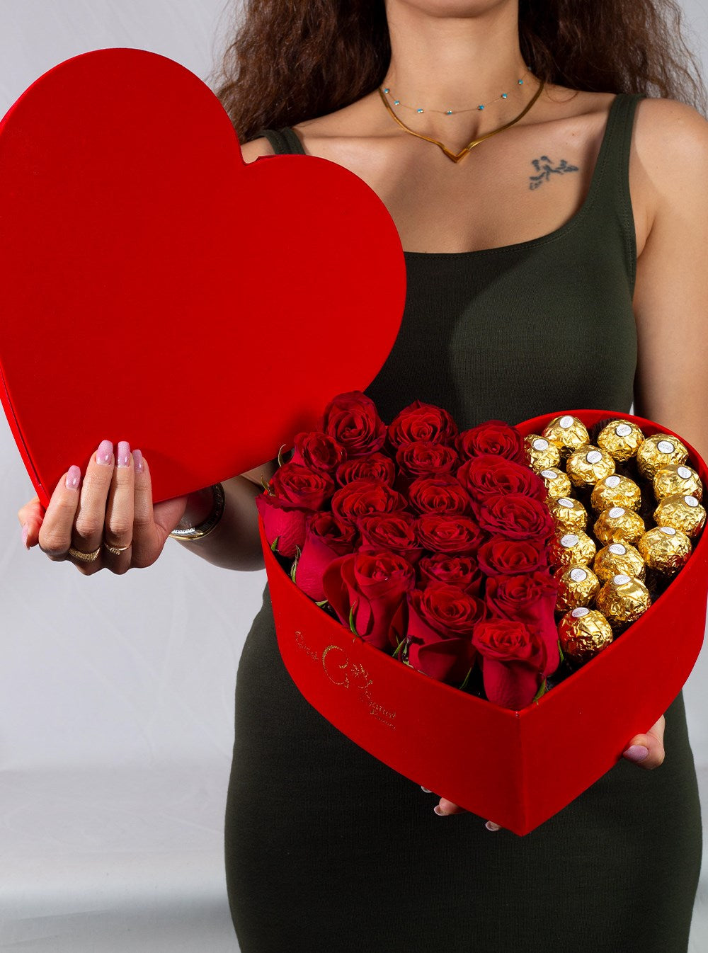 Kırmızı Kadife Kalp Kutu İçerisinde Kırmızı gül ve Rocher Çikolata