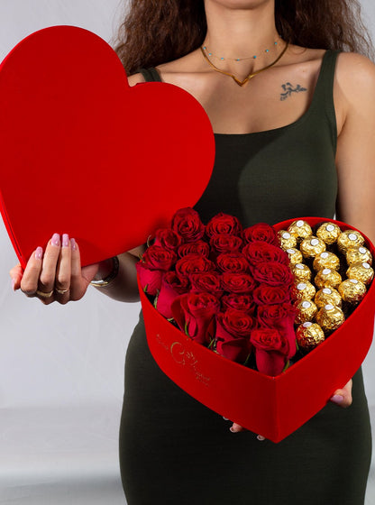 Kırmızı Kadife Kalp Kutu İçerisinde Kırmızı gül ve Rocher Çikolata