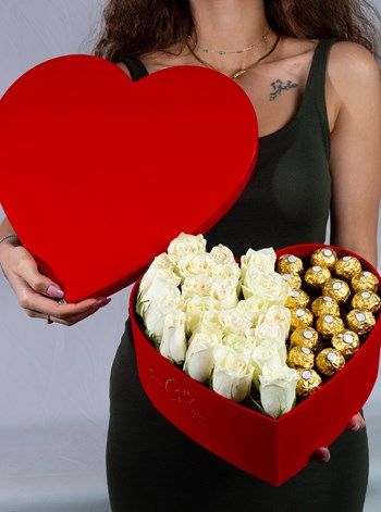 Kırmızı Kadife Kalp Kutu Beyaz Gül ve Rocher Çikolata