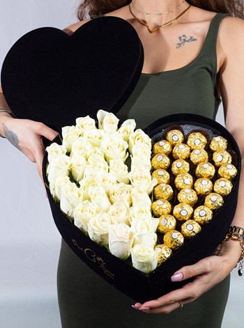 Siyah Kadife Dev Kalp Kutu İçerisinde Beyaz Gül ve Rocher Çikolata