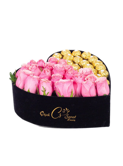 Siyah Kadife Kalp Kutu İçerisinde Pembe gül ve Rocher Çikolata