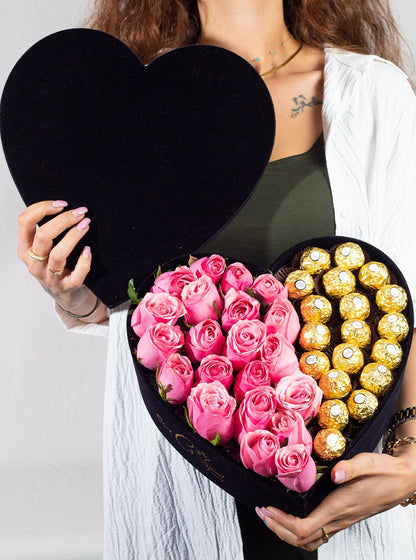 Siyah Kadife Kalp Kutu İçerisinde Pembe gül ve Rocher Çikolata